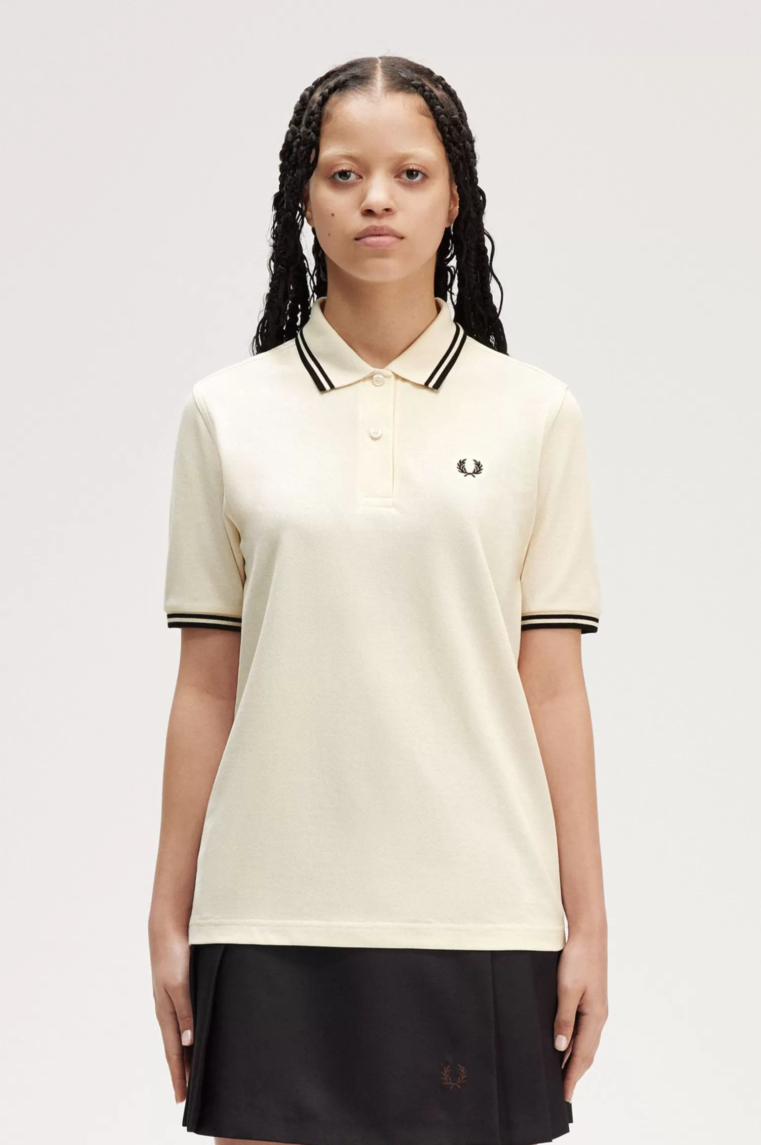 Poloshirts^Fred Perry G3600 Ecru / Metallic-Schwarz / Metallic-Schwarz