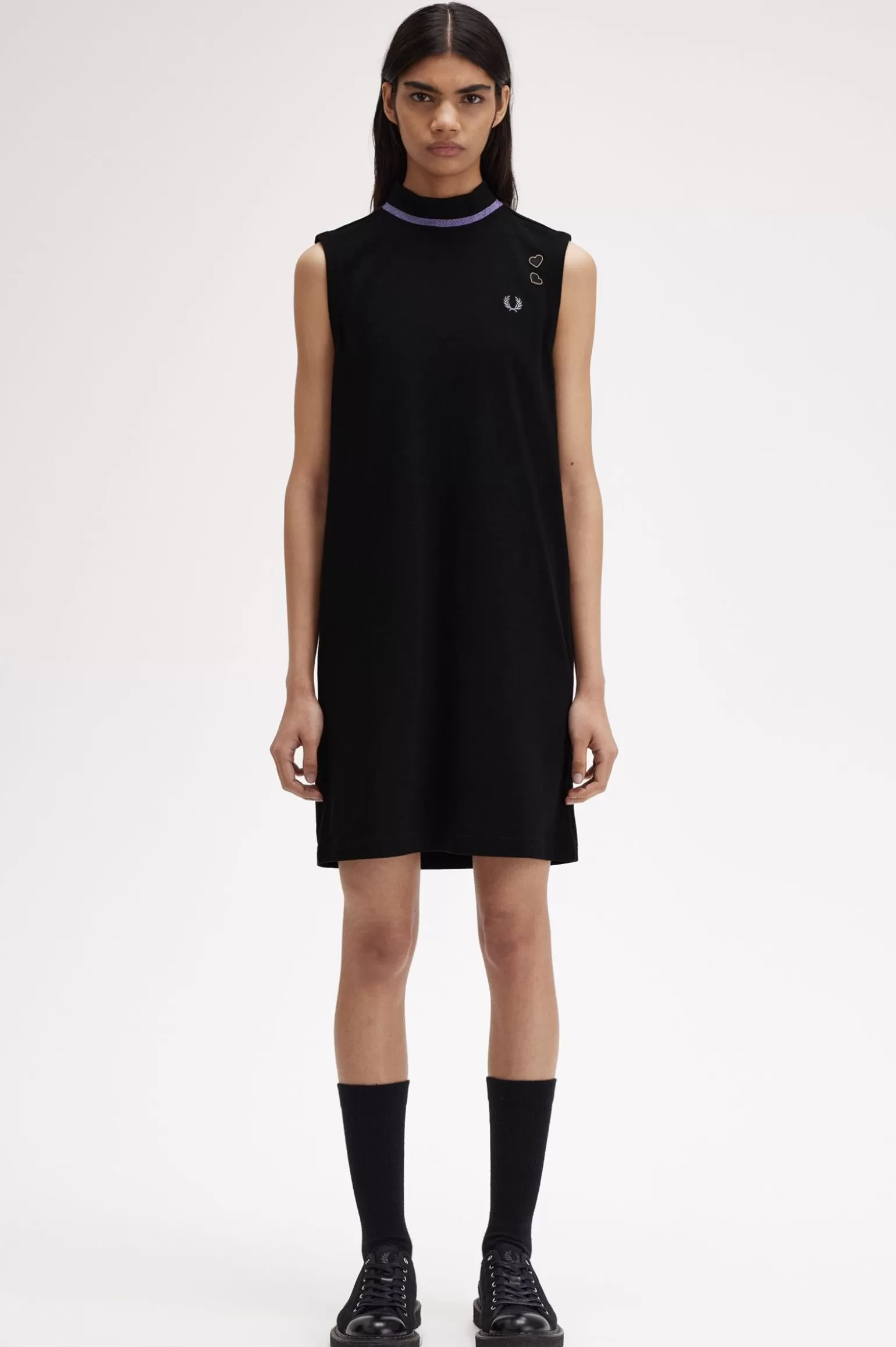 Kleider^Fred Perry Kleid In Metallic-Optik Mit Kontraststreifen Am Stehkragen Schwarz