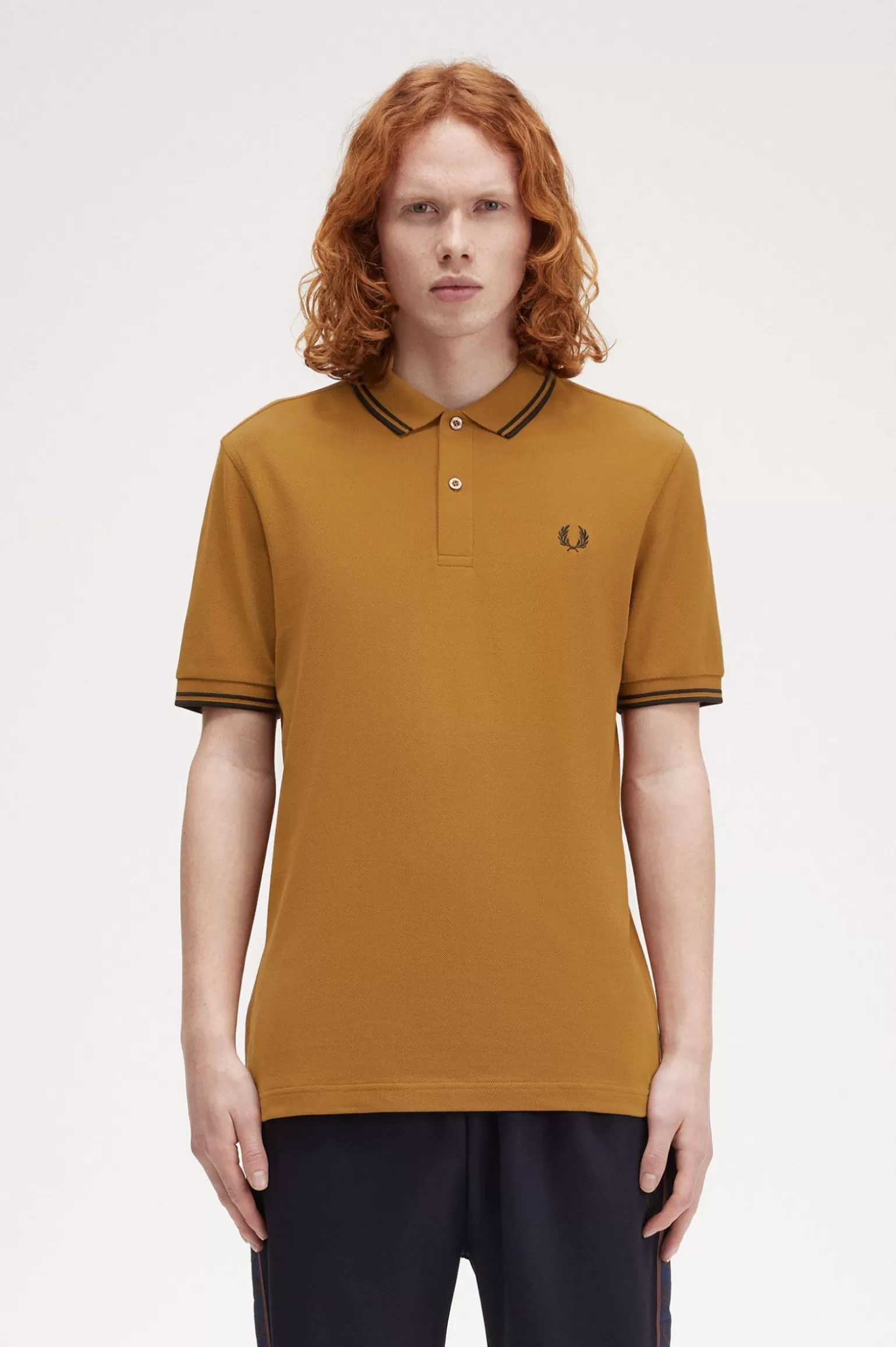 Poloshirts^Fred Perry M3600 Dunkles Karamell / Schwarz / Schwarz