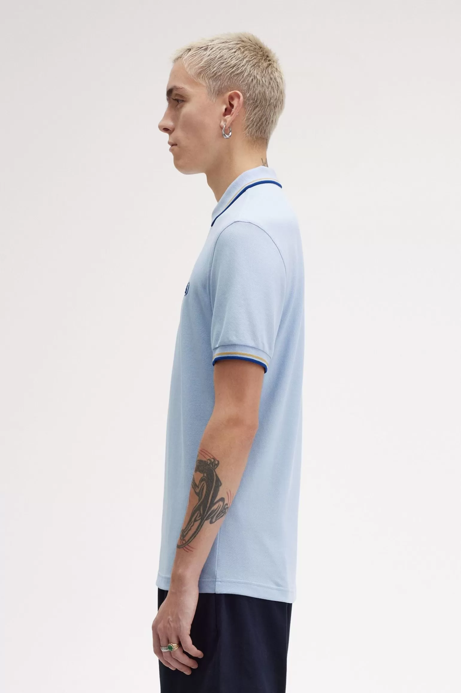 Poloshirts^Fred Perry M3600 Rauch Hell / Honigfarbe / Schattiertes Kobaltblau