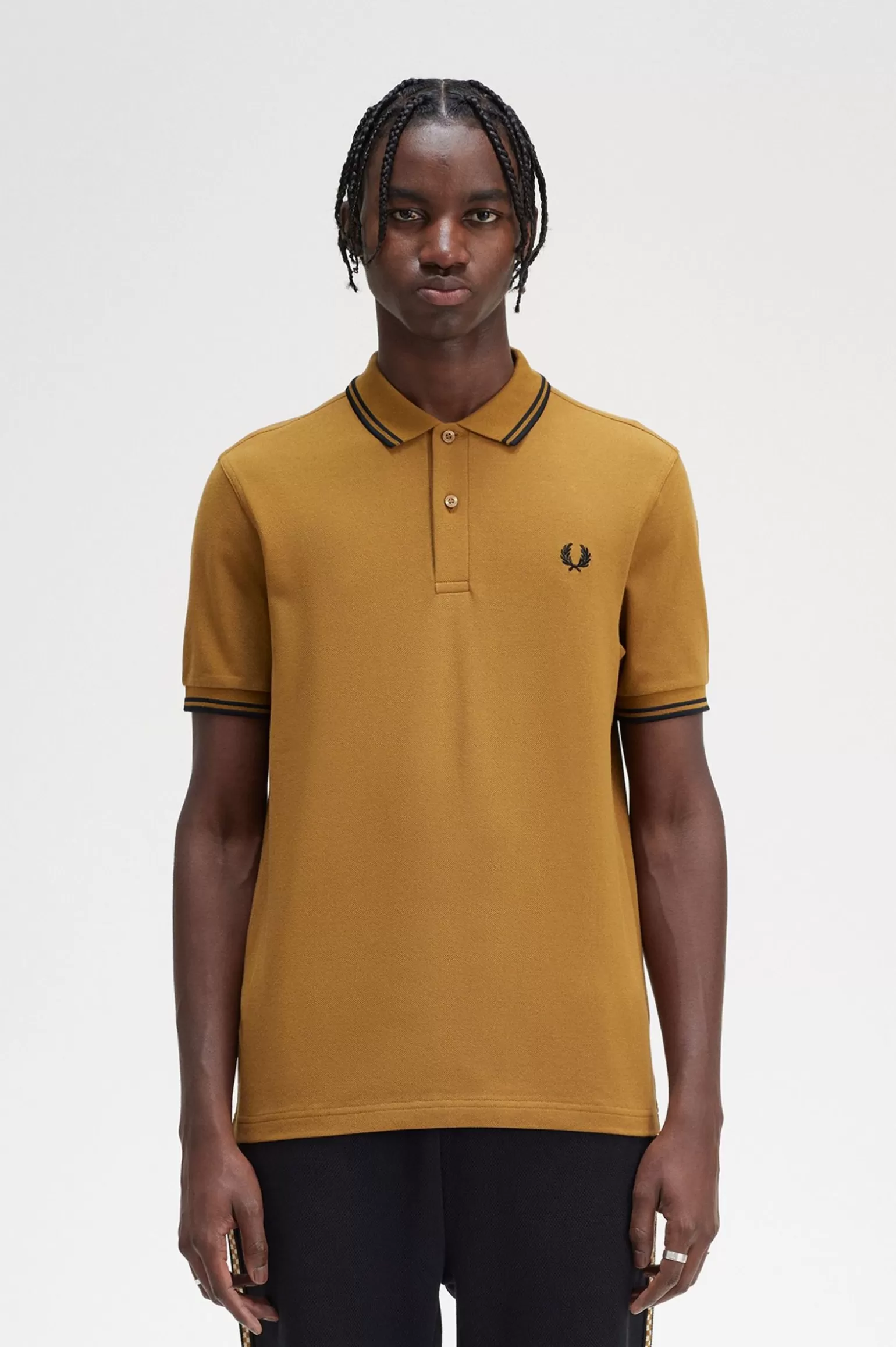 Poloshirts^Fred Perry M3600 Dunkles Karamell / Schwarz / Schwarz